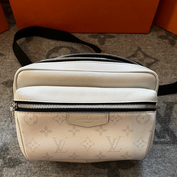 🔥💧Authentic LV bumbag rare🔥💧 - Picture 1 of 6